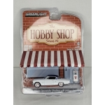 Greenlight 1:64 Studebaker Commander Starliner 1954 with Vintage Wayne 505 Gas Pump